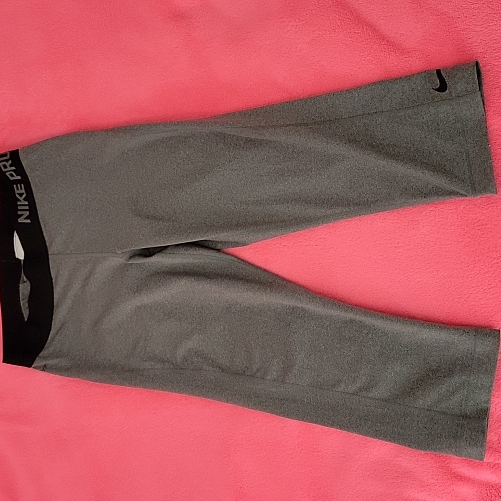 NIKE Pro Heather Gray Capri Leggings (NWOT)